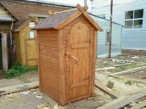 Деревянный туалет для дачи